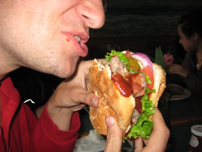 Reinoud eating a burger